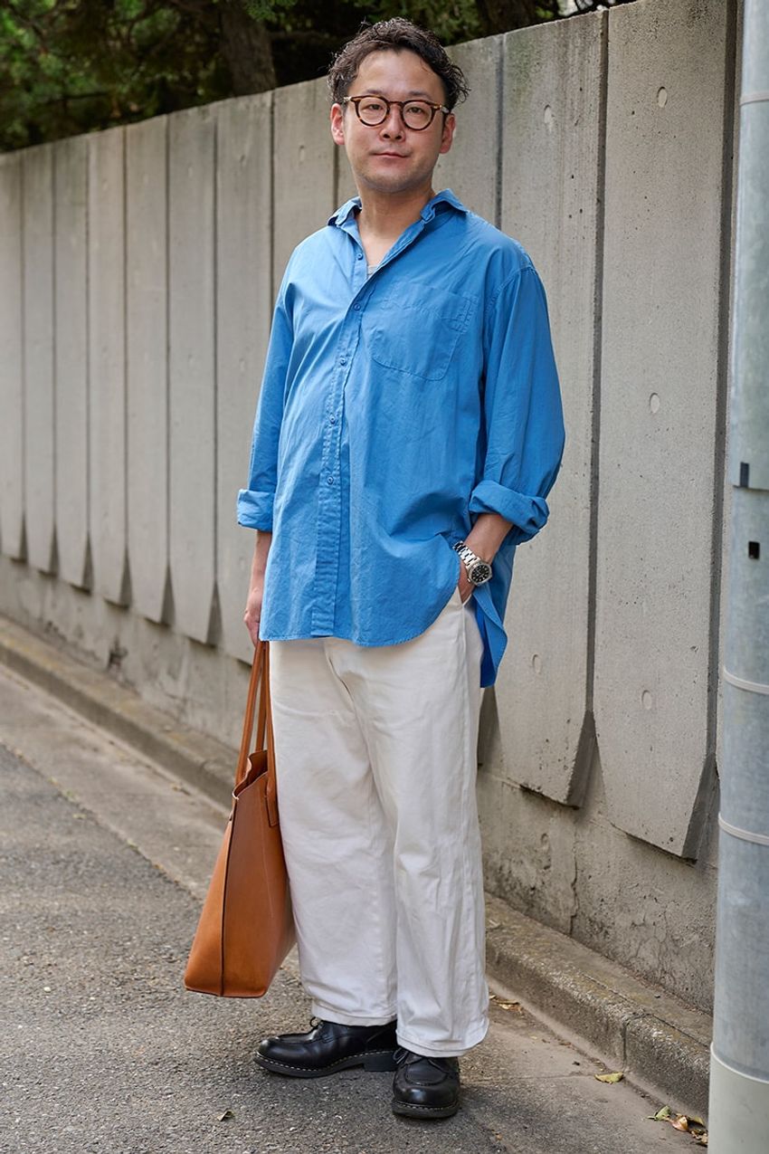 ファッションを極めた76歳の先輩も発見！好相性「白パンツ×青シャツ」の実践者たちに学ぶコーデ術 - 5枚目の画像