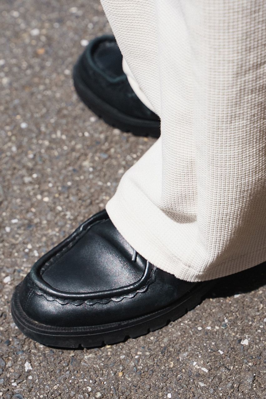 ファッションを極めた76歳の先輩も発見！好相性「白パンツ×青シャツ」の実践者たちに学ぶコーデ術 - 4枚目の画像