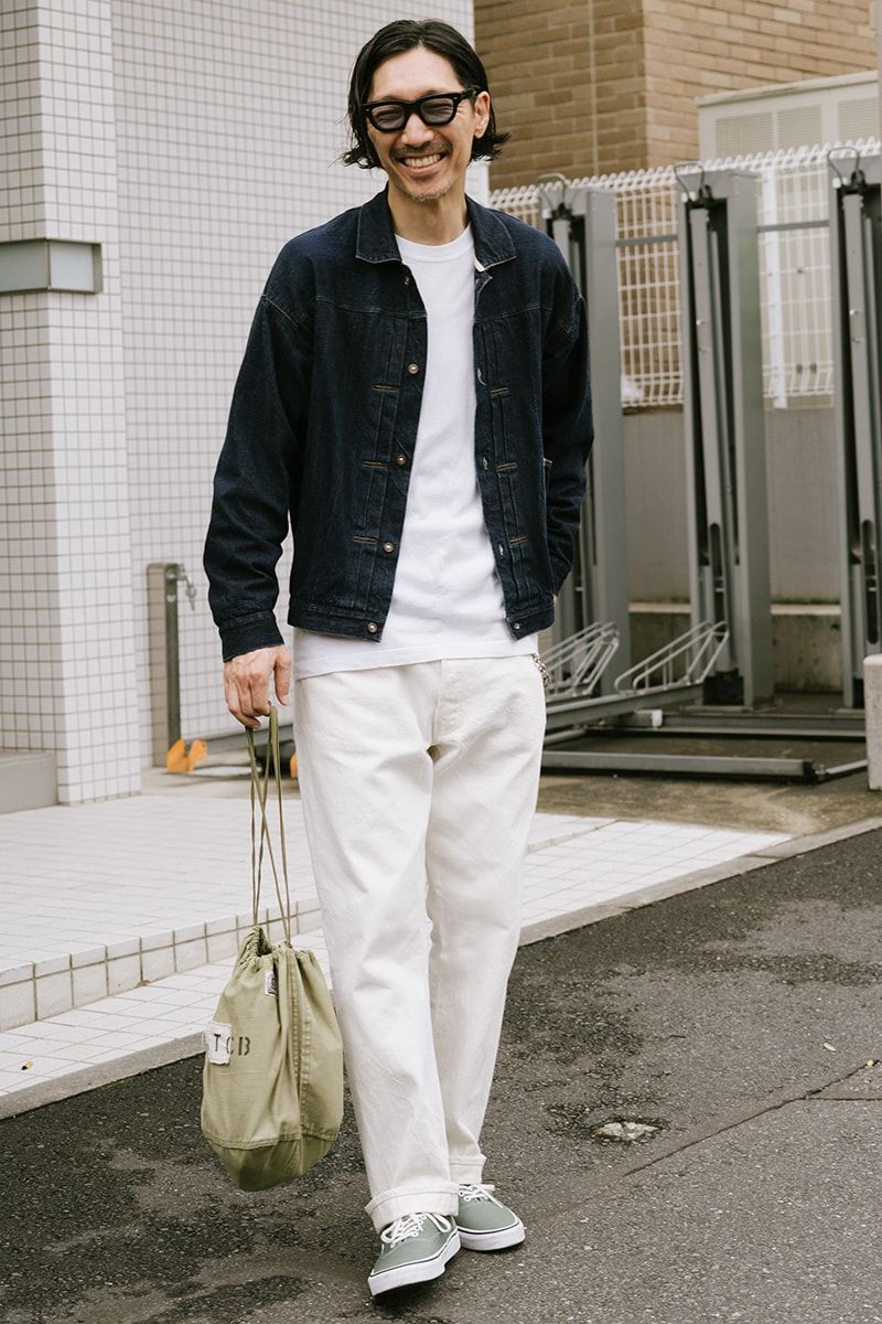 Gジャン、バッグ＝ともにTCBジーンズ　Tシャツ＝ヘインズ　パンツ＝ワーカーズ　スニーカー＝ヴァンズ　サングラス＝エフェクター　腕時計＝ロレックス