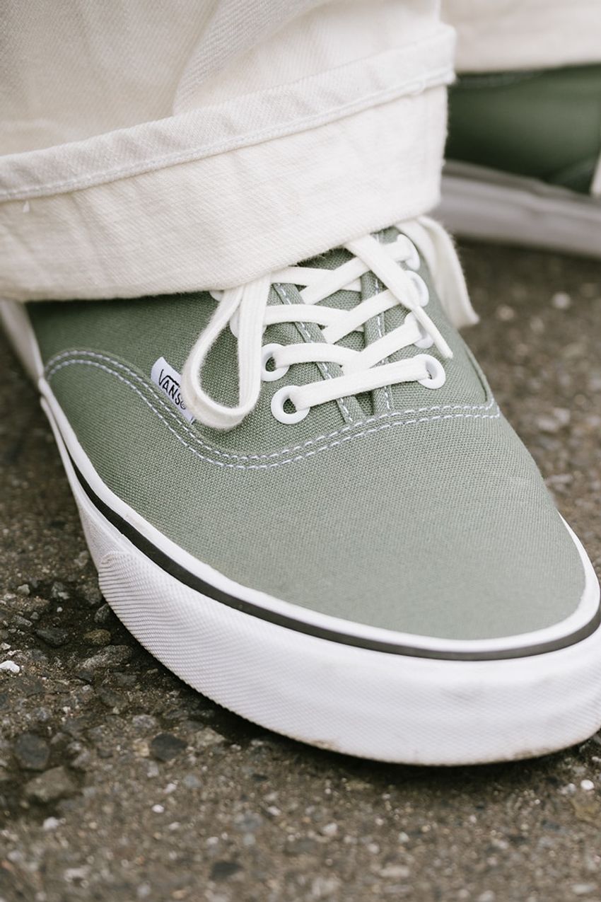 超好相性！トレンドの“白パンツ”にヴァンズ「オーセンティック」を合わせた洒落者たち - 3枚目の画像