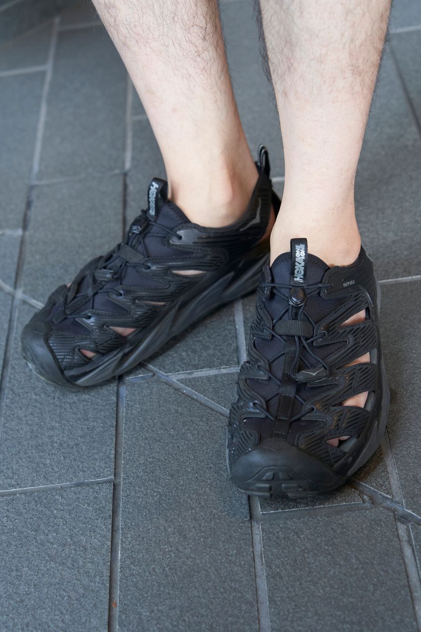 「半袖×ショーツ」がカッコよく見えるスナップ好例。ポイントは色使い、シルエット、小物選び - 4枚目の画像