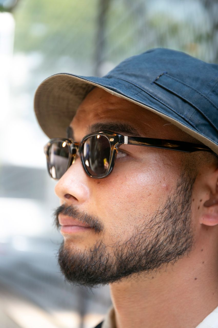 「半袖×ショーツ」がカッコよく見えるスナップ好例。ポイントは色使い、シルエット、小物選び - 9枚目の画像