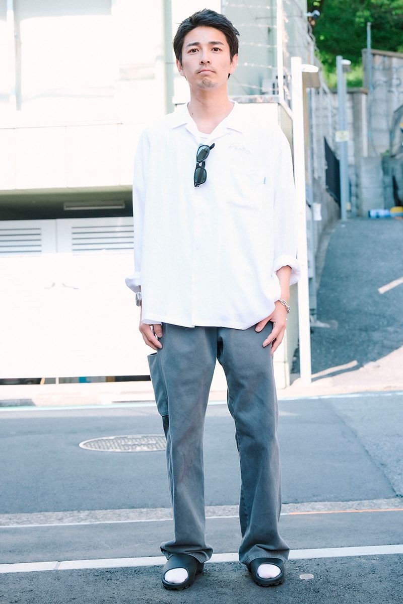 シャツ＝フィーツ　Tシャツ＝メゾンマルジェラ　デニム＝YZY　サンダル＝パコ　サングラス＝レイバン