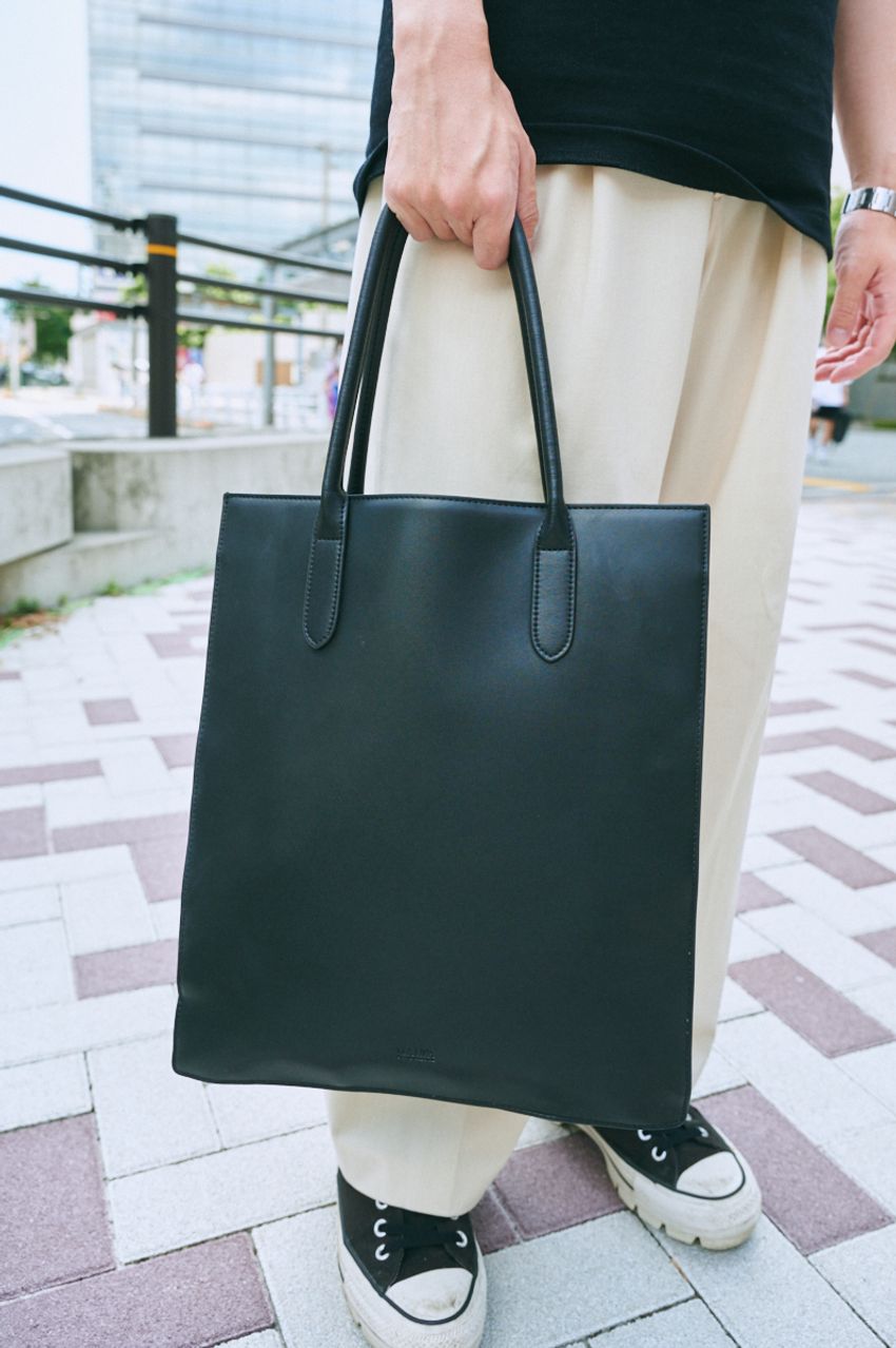 「ユニクロの白パンツが使える説」をスナップで検証！街で目を引いた着こなし好例3選とともに - 9枚目の画像