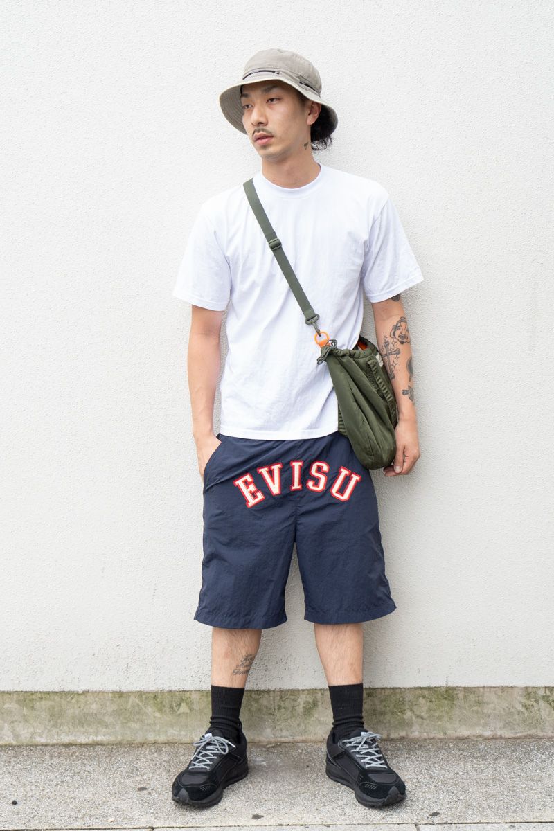 Tシャツ=プロクラブ パンツ=エヴィスジーンズ シューズ=ダナー 帽子=ジュニパー バッグ=古着