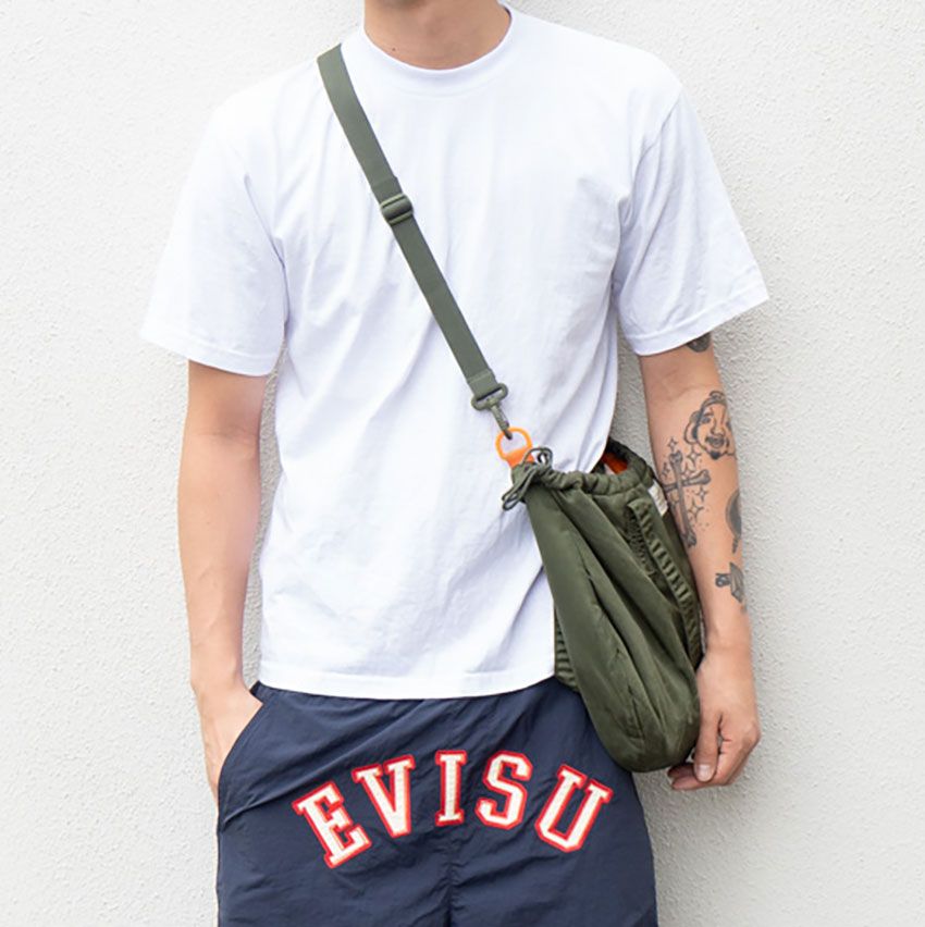 ヘインズ、プロクラブ、フルーツ。“コスパTシャツ”の洒落た着こなしをスナップで - 1枚目の画像