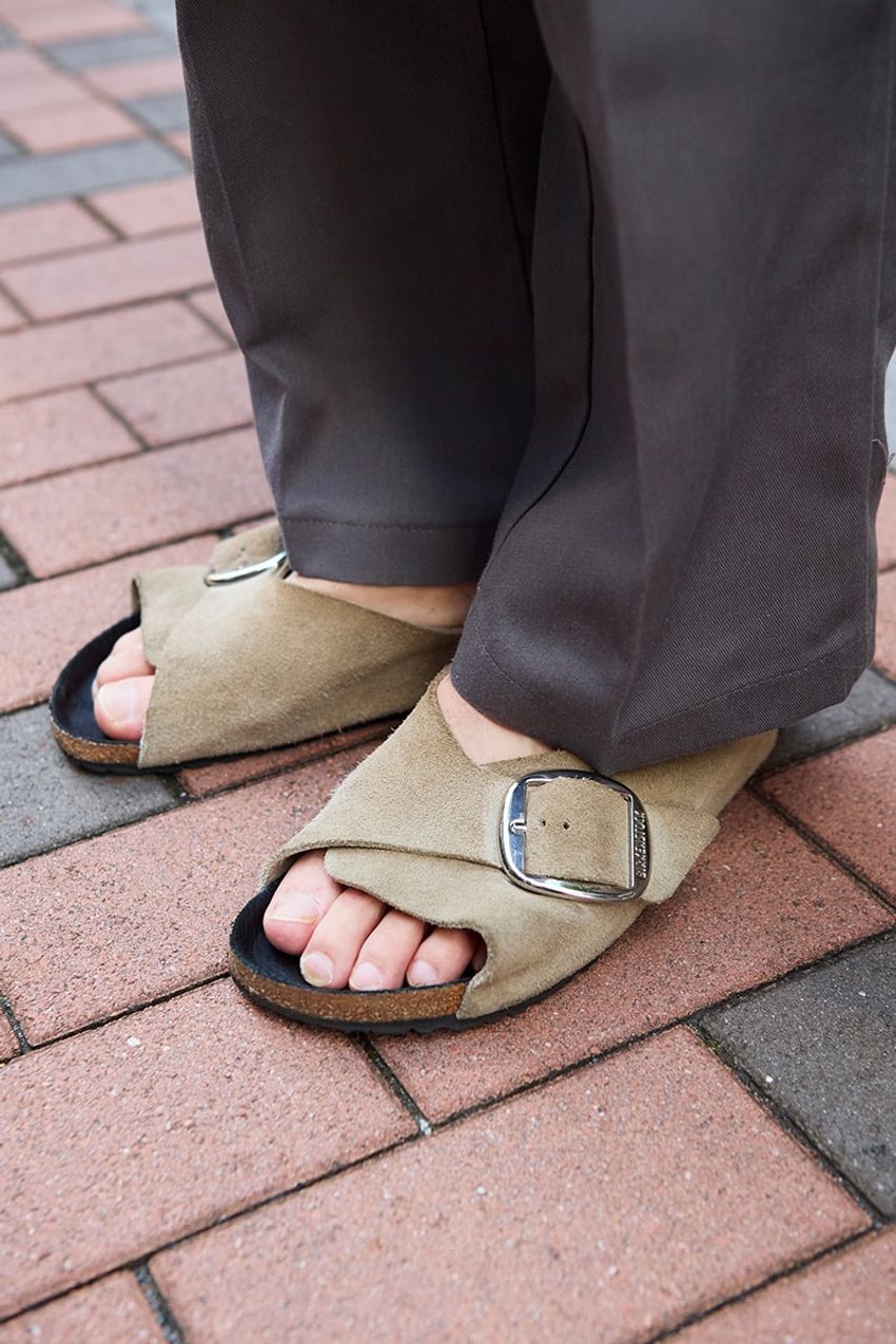 “大人見え”するレザーサンダル3選！軽装を格上げした街の洒落者たちが選んだブランドは？ - 5枚目の画像