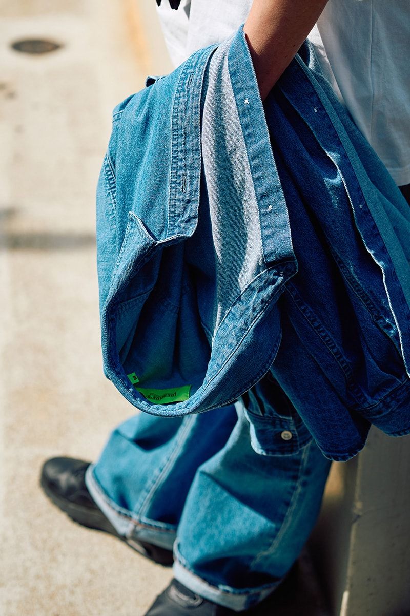 ジーンズと合わせた色みのデニムシャツは「ジョージズ」である。