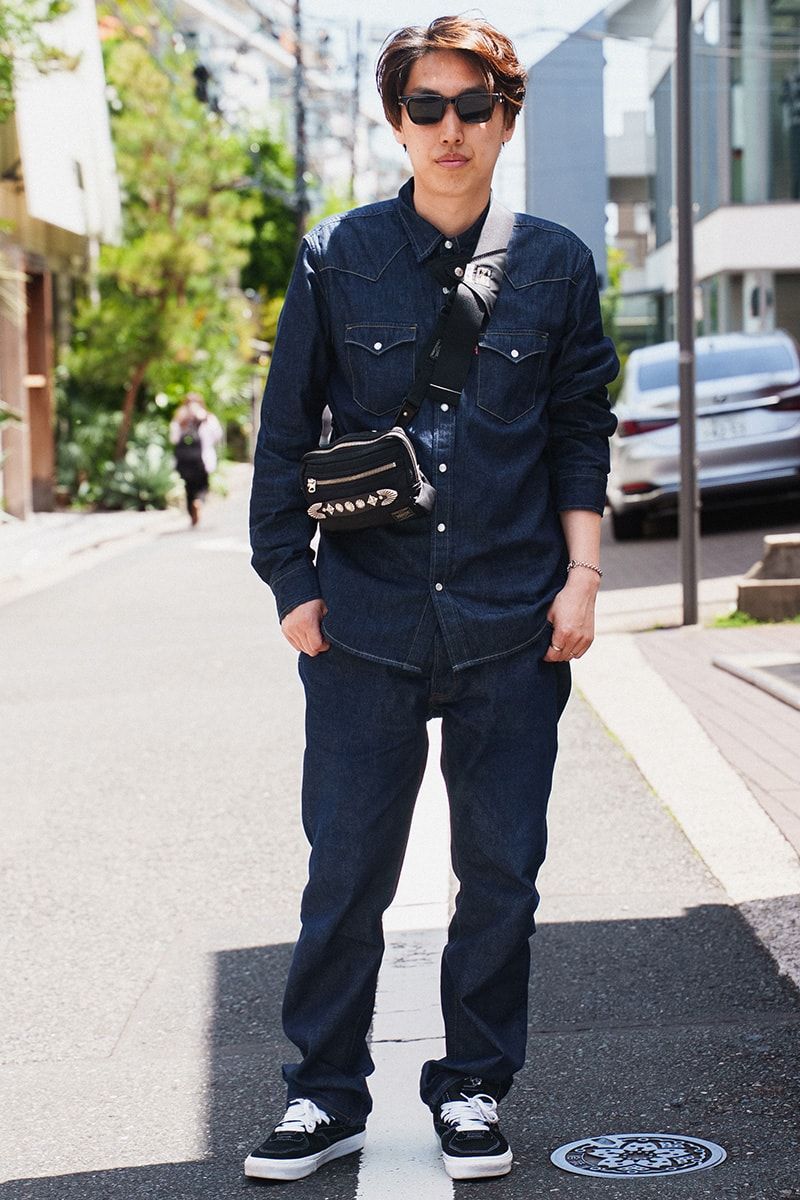 シャツ、デニム＝ともにリーバイス