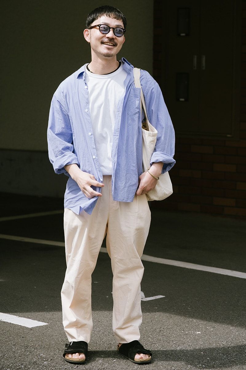 シャツ=コモリ Tシャツ=コムデギャルソン パンツ=ニート サンダル=ビルケンシュトック サングラス=モスコット バッグ=エースホテル