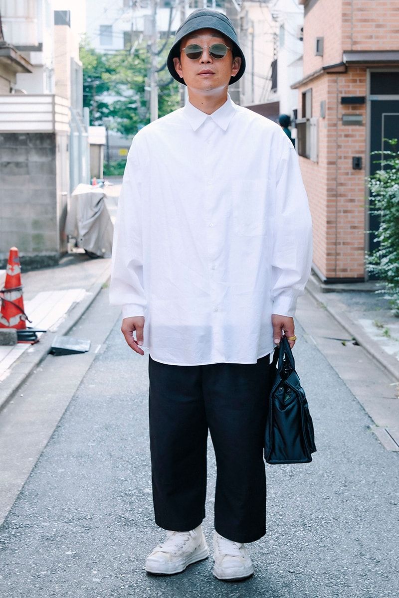 シャツ=グラフペーパー パンツ=コムデギャルソン スニーカー=メゾンミハラヤスヒロ 帽子=ナインテーラー サングラス=エーディーエスアール バッグ=ポーター