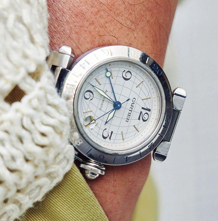 シャツコーデは「カルティエ」の腕時計でアプデ。三越WWFに参加するジュエラーの一本で“周りと同じ”を脱却 - 1枚目の画像