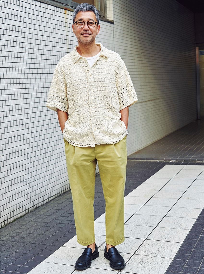腕時計=カルティエ シャツ、パンツ=ともにザラ 靴=カンペール メガネ=オンデーズ