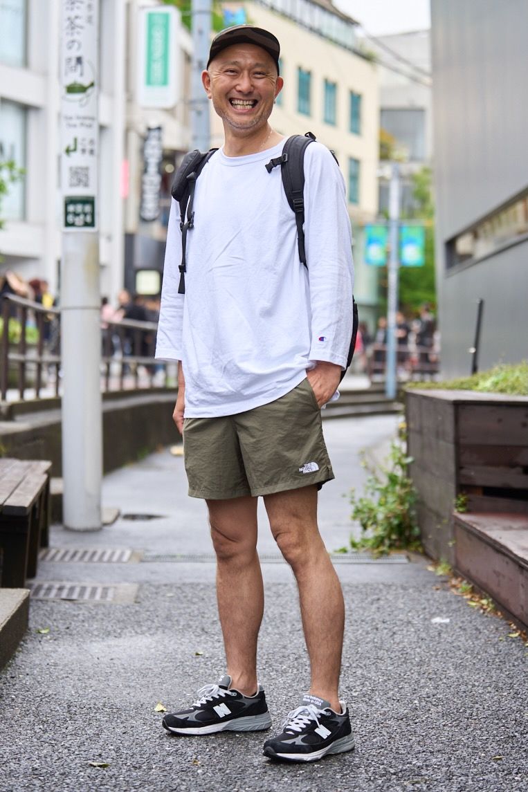 Tシャツ＝チャンピオン　パンツ、バッグ＝ともにザノースフェイス　シューズ＝ニューバランス　帽子＝カーハート  