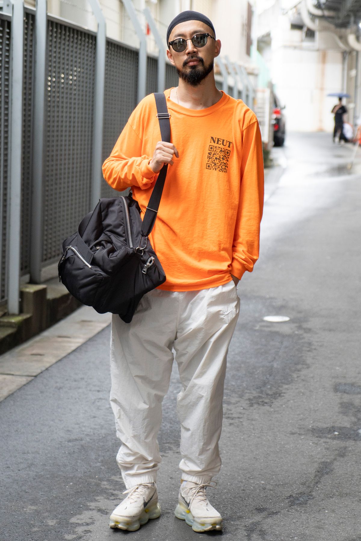 Tシャツ＝ノーブランド　パンツ、シューズ＝ともにナイキ　帽子＝ノーブランド　眼鏡＝オークリー　バッグ＝サカイ　ネックレス＝不明