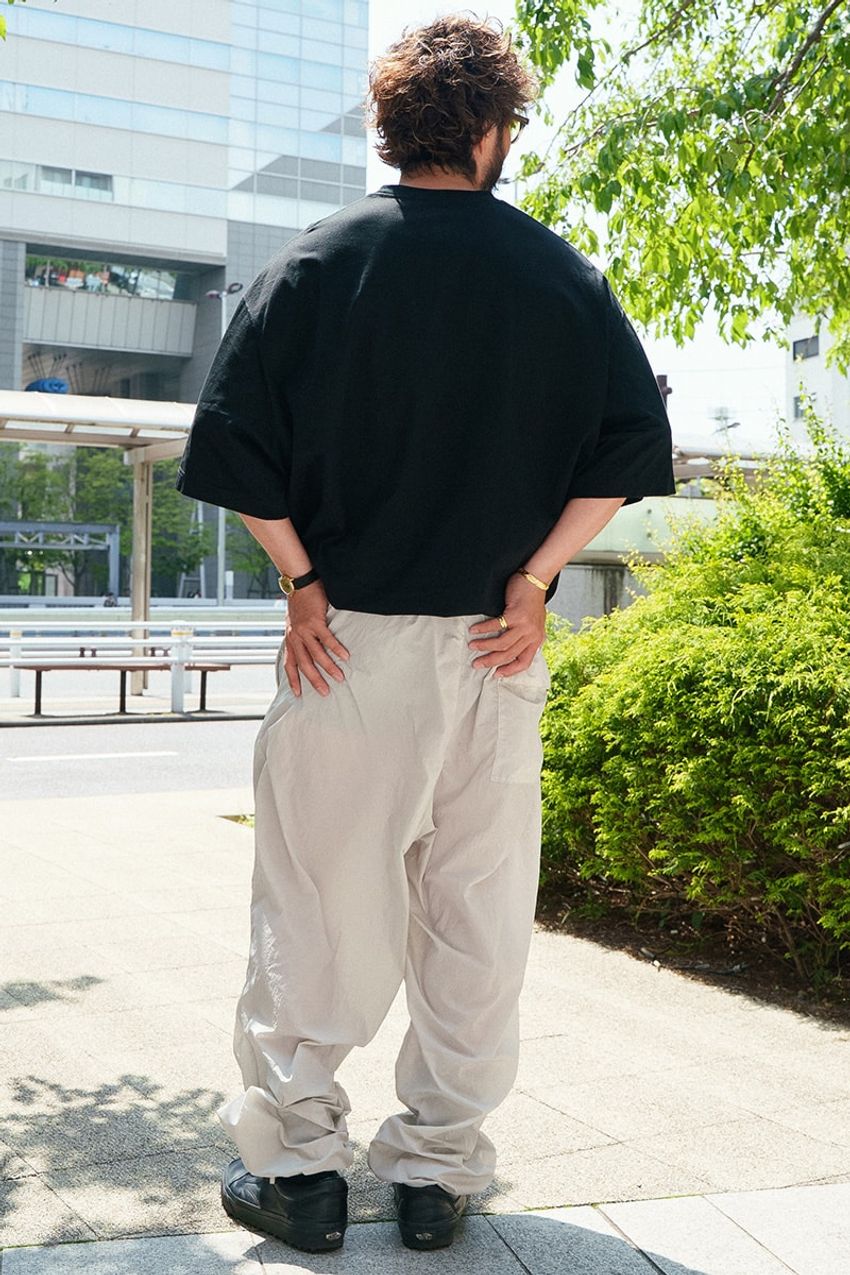 上下の色を逆転せよ！「白パン×黒T」で一気に洒落る。スタイリスト提唱のコーデ術が街でも人気！ - 3枚目の画像