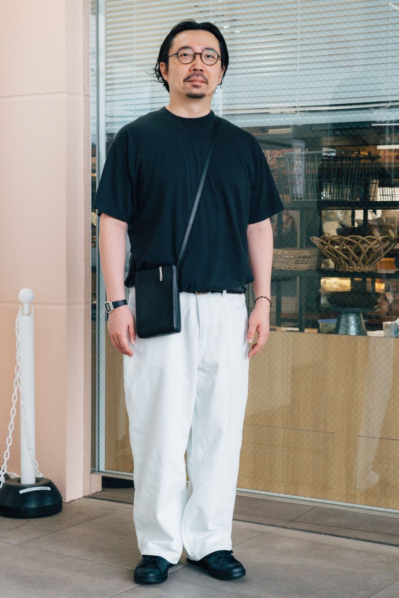 Tシャツ＝古着　パンツ＝ユニクロ　シューズ＝アディダス　眼鏡＝ジンズ　腕時計＝カシオ　ブレスレット＝ノーブランド