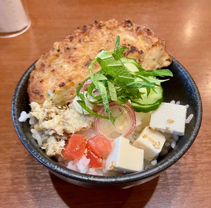 別注のライスで作ったセルフ冷や汁に、単品注文の「炙りさつま揚げ」を。