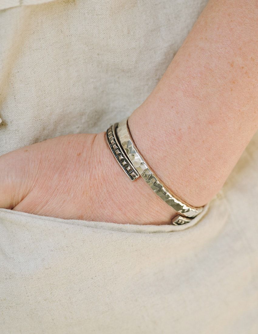 パパラッチ常連は“柄モノ”をこう着こなしていた！ オールホワイトに、青×黒コーデetc. - 5枚目の画像