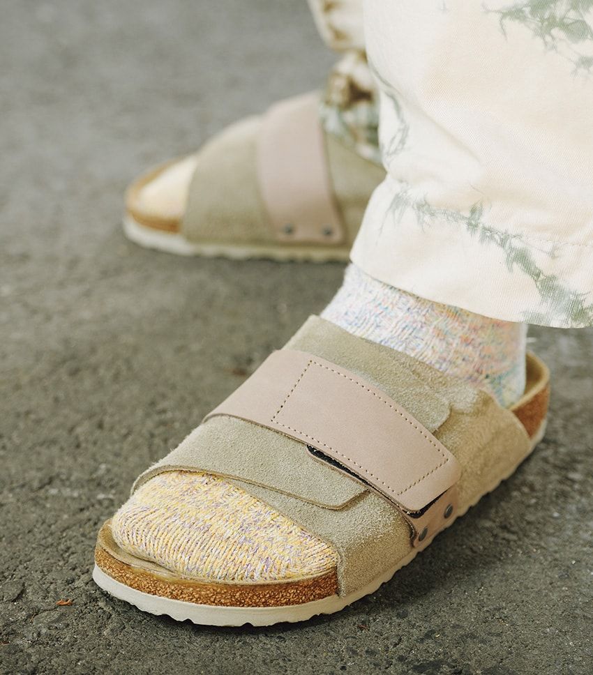 パパラッチ常連は“柄モノ”をこう着こなしていた！ オールホワイトに、青×黒コーデetc. - 6枚目の画像