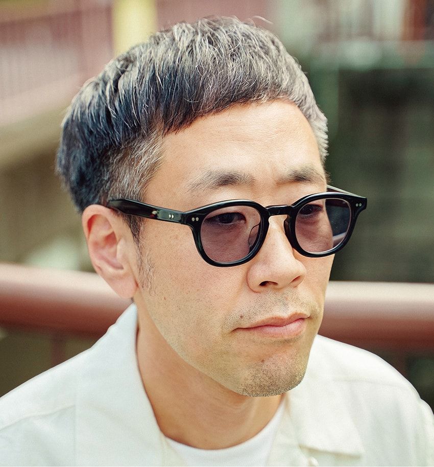 パパラッチ常連は“柄モノ”をこう着こなしていた！ オールホワイトに、青×黒コーデetc. - 10枚目の画像