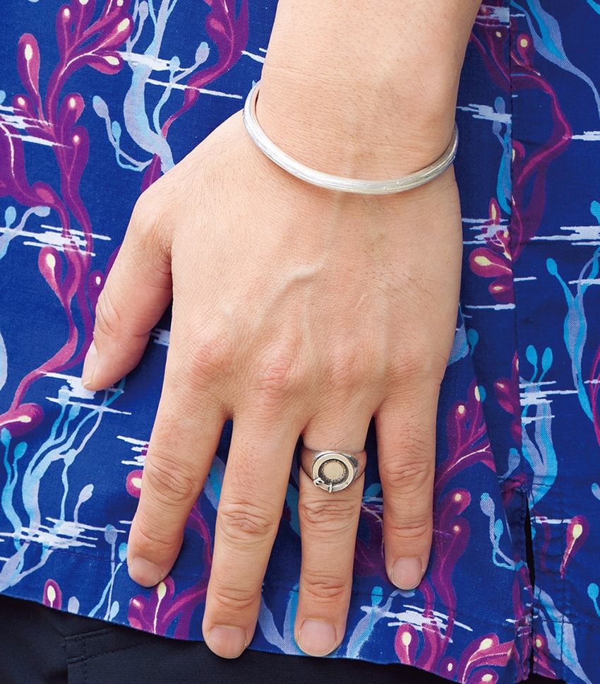 パパラッチ常連は“柄モノ”をこう着こなしていた！ オールホワイトに、青×黒コーデetc. - 2枚目の画像