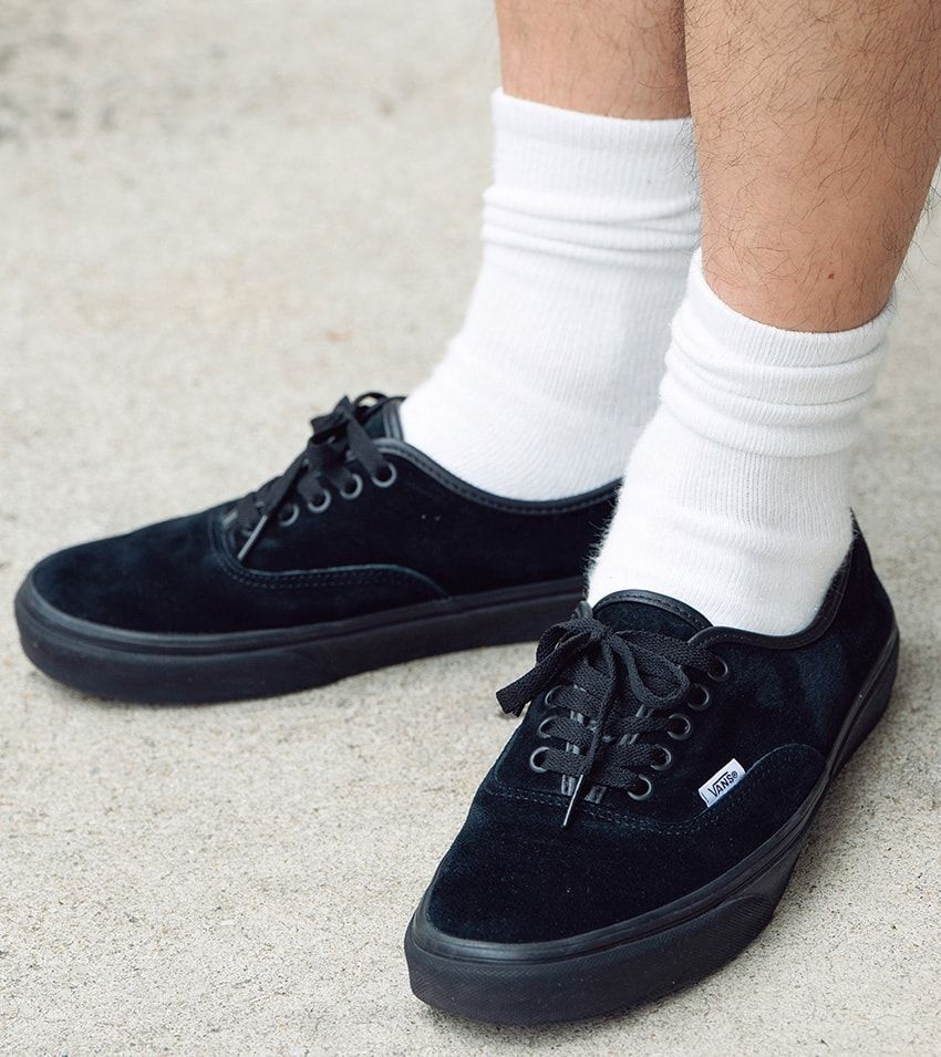 パパラッチ常連は“柄モノ”をこう着こなしていた！ オールホワイトに、青×黒コーデetc. - 3枚目の画像