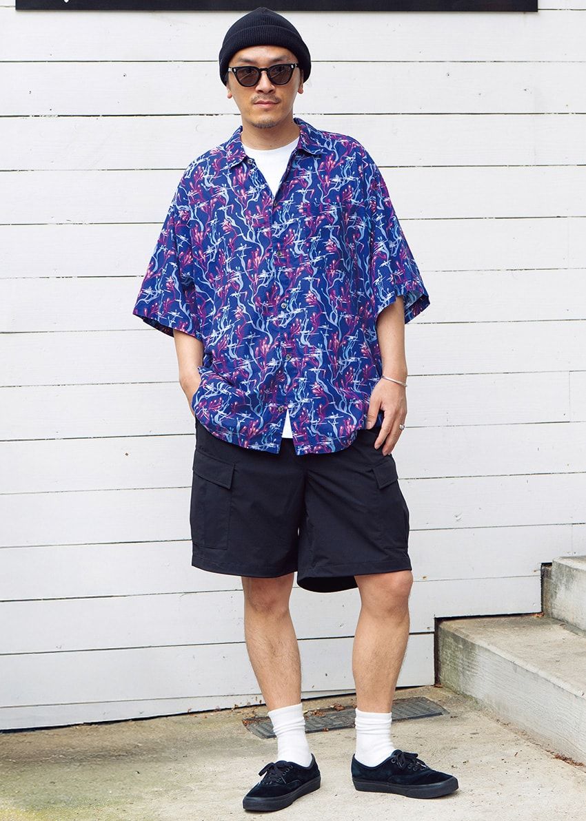 パパラッチ常連は“柄モノ”をこう着こなしていた！ オールホワイトに、青×黒コーデetc. - 4枚目の画像