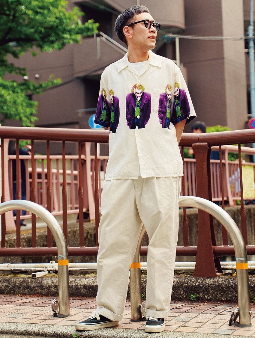 シャツ、パンツ＝ワコマリア　Tシャツ＝ユニクロ　スニーカー＝ヴァンズ　サングラス＝ゾフ　腕時計＝ロレックス