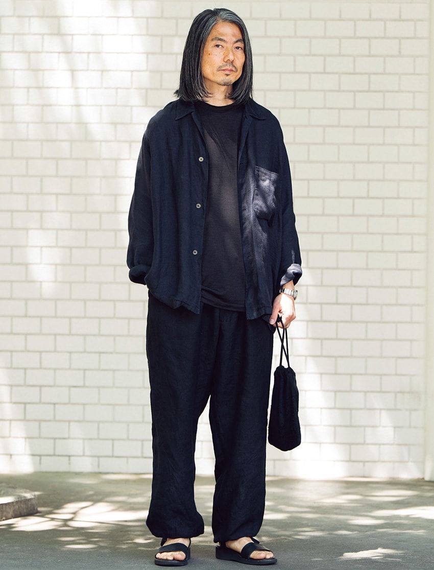 シャツ、カットソー、パンツ＝コモリ　サンダル＝フットワークス　腕時計＝ロレックス　バッグ＝アエタ