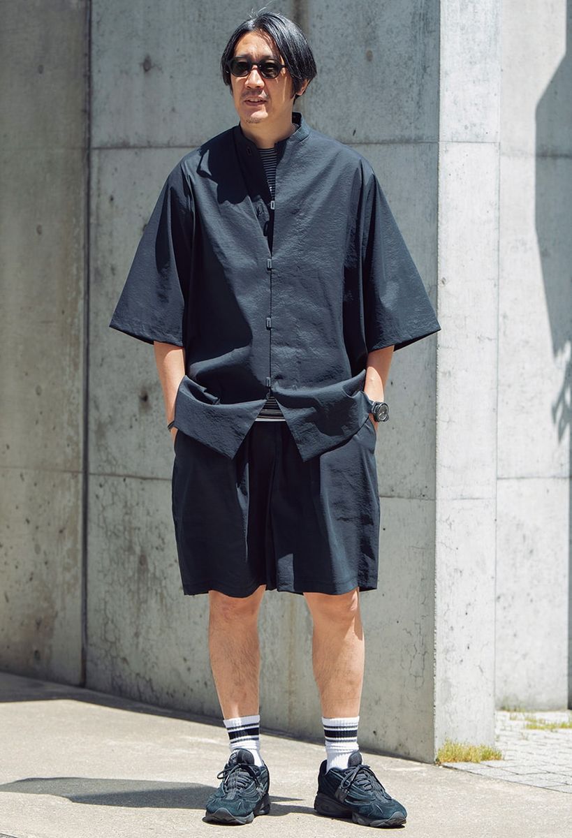 シャツ、ショーツ＝テアトラ　Tシャツ＝キャプテン サンシャイン　スニーカー＝ニューバランス　サングラス＝スティル バイ ハンド × アヤメ　腕時計＝トレーサー