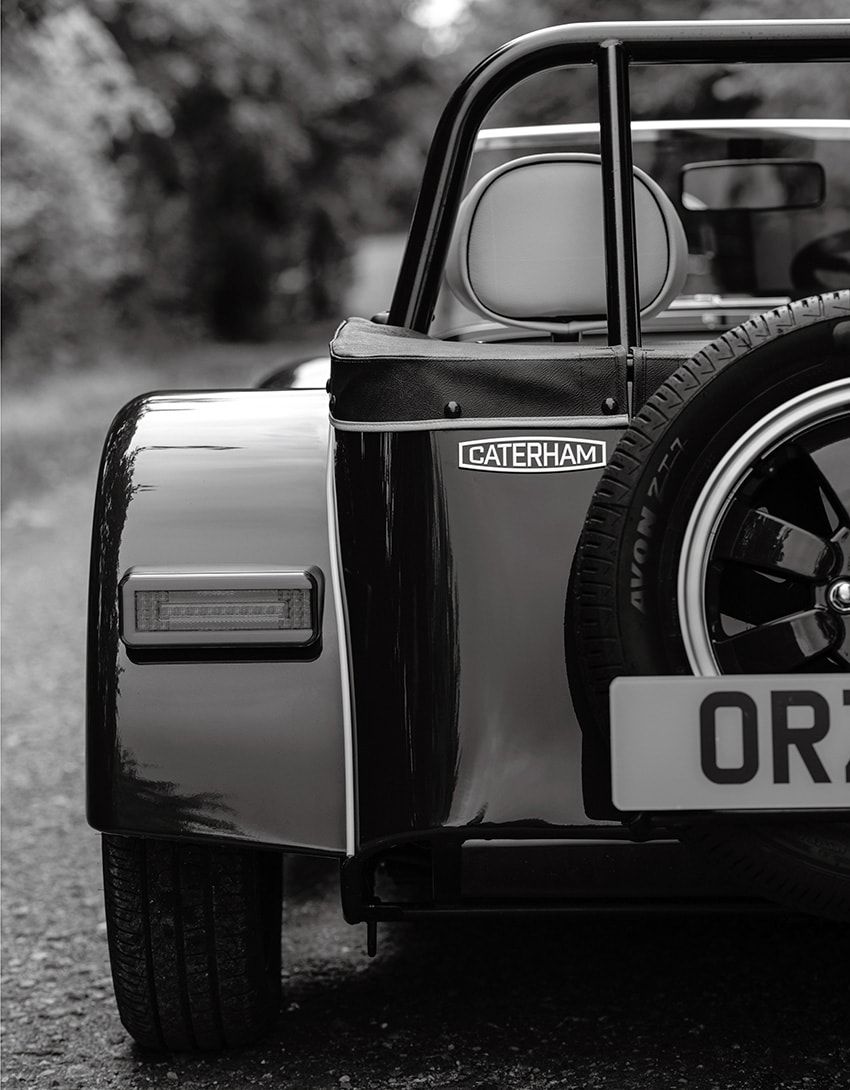 名車「スーパーセブン」が現代に蘇った!? 男心をくすぐるクラシックな“新車”レーシングカー - 2枚目の画像