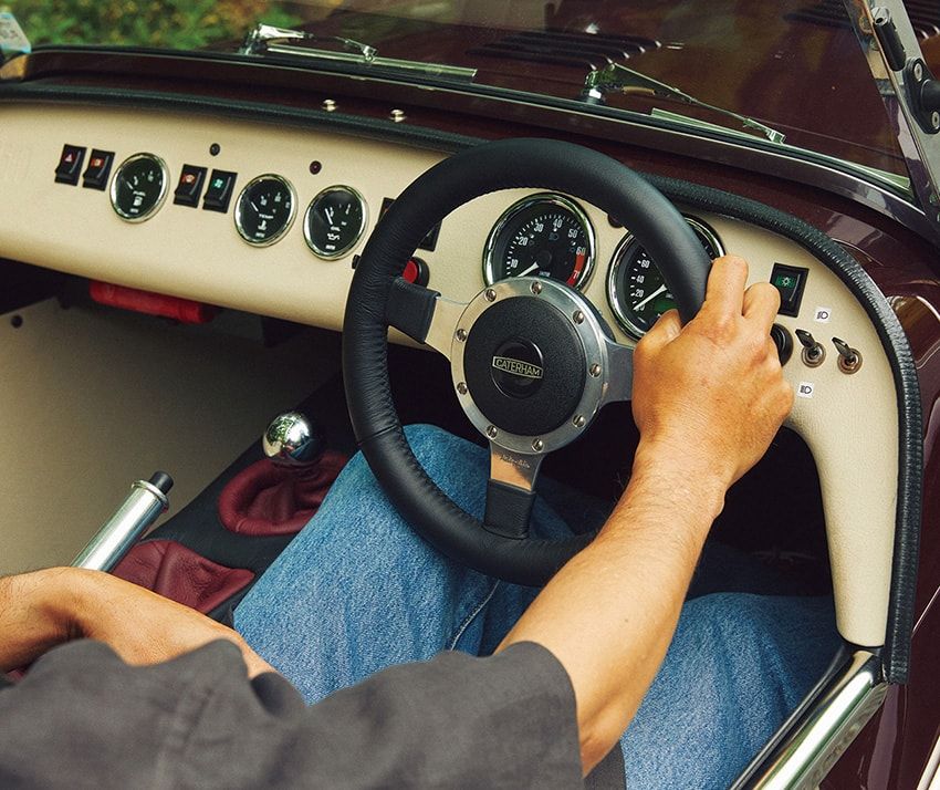 名車「スーパーセブン」が現代に蘇った!? 男心をくすぐるクラシックな“新車”レーシングカー - 3枚目の画像