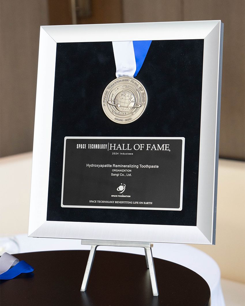 アパデントの販売を手掛けるサンギは、NASAの技術をヒントに「薬用ハイドロキシアパタイト」配合の歯みがき剤を開発したことが認められ、宇宙技術に関する優れた開発を表彰するアワード「Space Technology Hall of Fame® （宇宙技術の殿堂）」にて、日本企業として初めて“殿堂入り”を果たした。