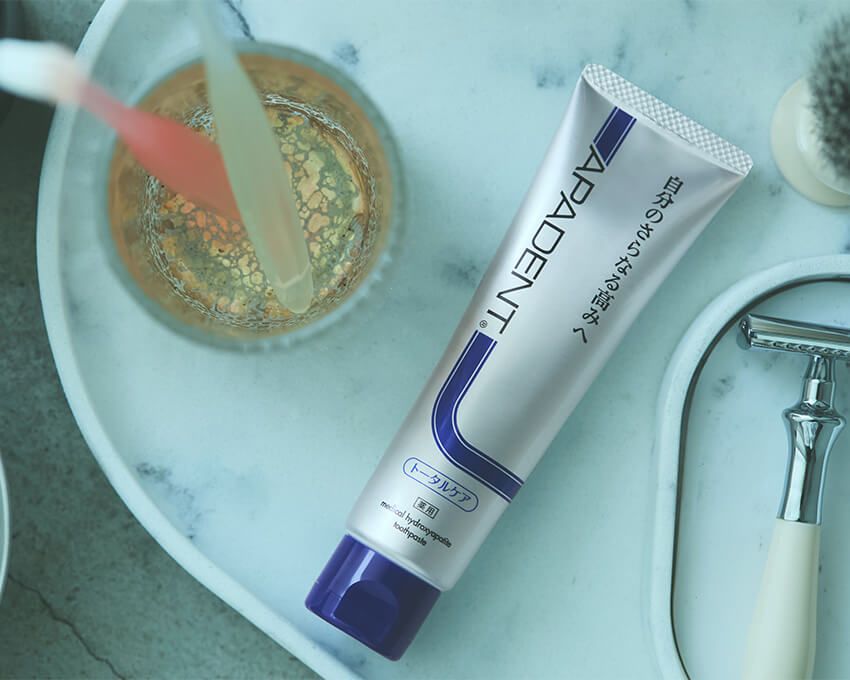 自然な白い歯にするだけでなく、むし歯・歯周病（※1）・口臭を予防、トータルケアする「アパデントトータルケア」（マイルドミントフレーバー、販売名：サンギαFT3）。100g 2068円、50g 1210円［医薬部外品、薬用歯みがき］／サンギ　0120-82-4101