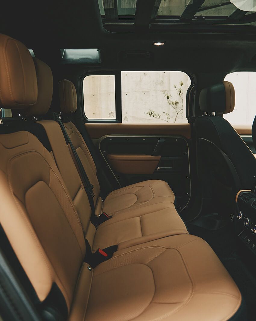 後部座席は足元とヘッドクリアランスが十二分に確保されている。