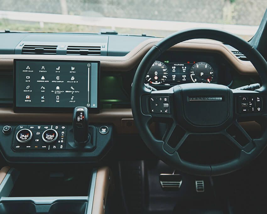 室内は水平基調の美しいデザイン。力強さと上質さが感じられる。タッチパネルと物理ボタンのバランスが良く、すべてにおいて操作がしやすいのも特徴。