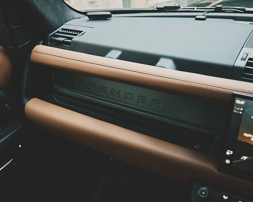 シートのほか、細部にまで上質なレザーが採用され、室内は落ち着いた心地いい空間に。リアシートのフロントには小物置きがありさりげない部分にまで気が利いている。