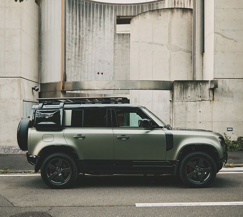 OSRINさんが乗ったのは全長4945×全幅1995×全高1970mmの「110」モデル。3Lディーゼルエンジンを搭載。1401万円〜（※ルーフキャリアやサイドボックス、電動ステップはオプション装備）／ランドローバーコール 0120-18-5568