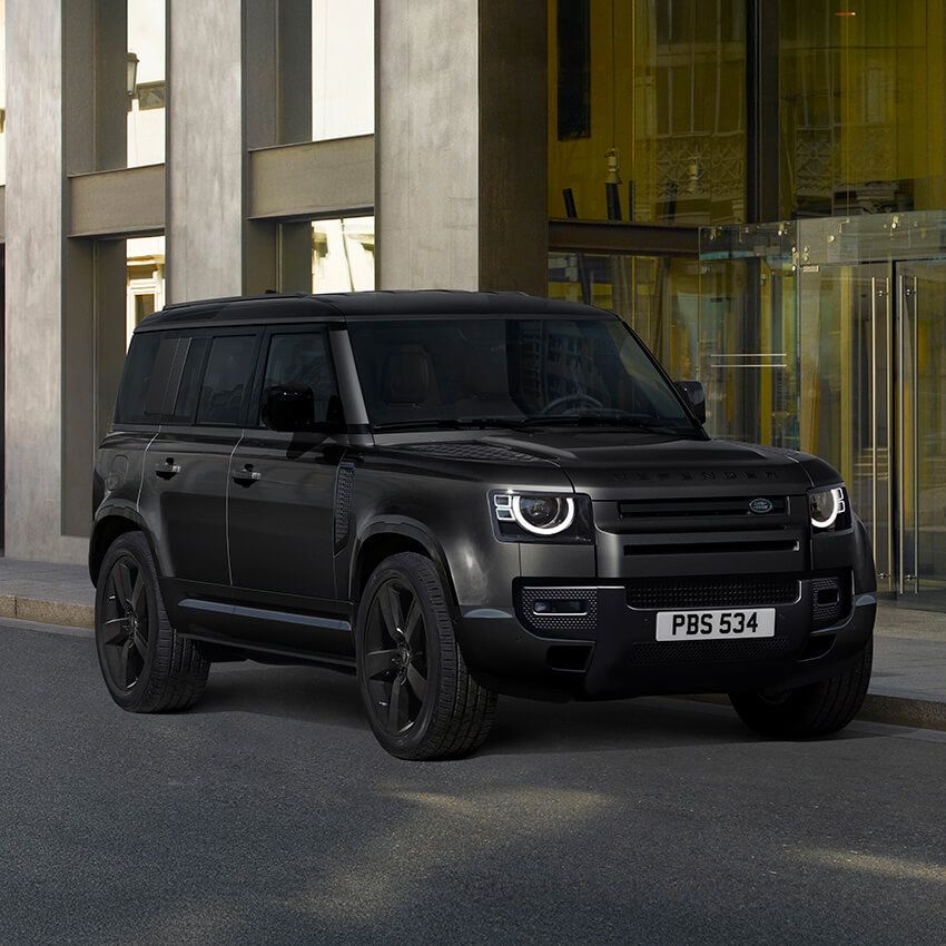 110をベースに、メリディアン サウンドシステム、エクステンデッドブラックエクステリアパック、22インチブラックホイールなど、冒険心を掻き立てる充実のオプションを装備した日本限定モデル。1199万円／ランドローバーコール 0120-18-5568