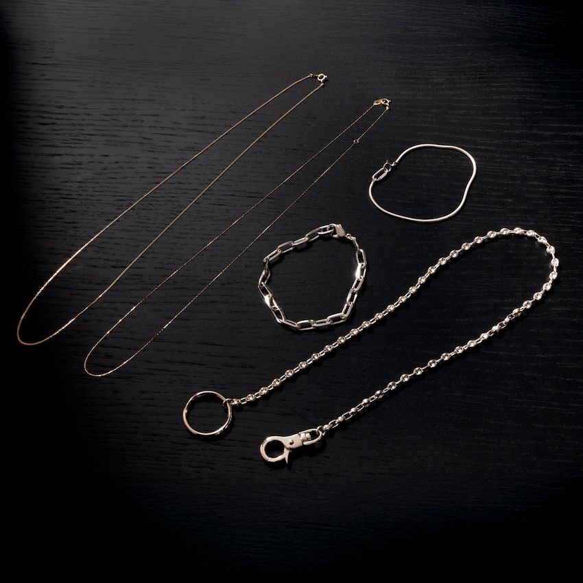 （写真左から）ネックレス 6万4834円、ネックレス 2万3100円、（左から3番目の上）ブレスレット 8338円、（左から3番目の下）ブレスレット 1万8535円、ウォレットチェーン 4万7245円／すべてNEEDIS 代官山（NEEDIS 代官山　03-4362-8216）