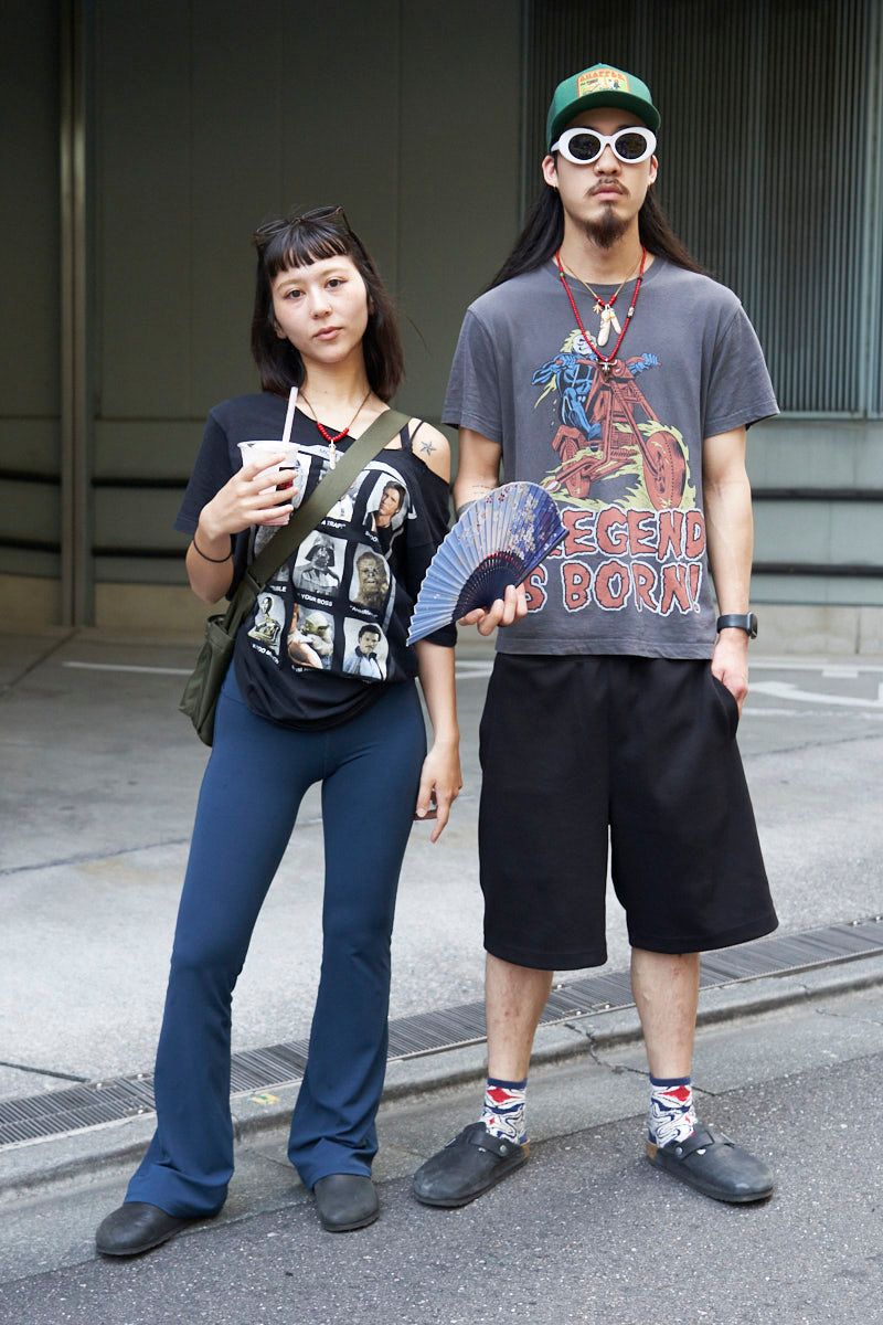 Tシャツ、パンツ＝ともにユニクロ