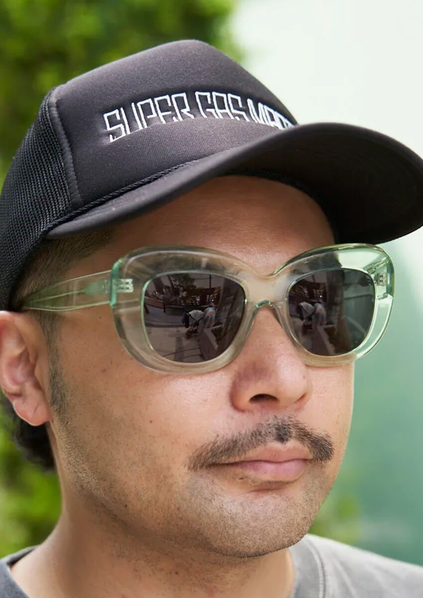 今必要なのは「気分がアガるサングラス」だった！夏の装い向上の最短ルートをスナップで解説 - 1枚目の画像