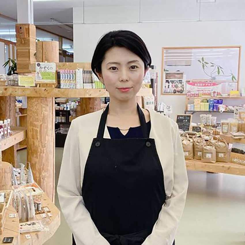 佐藤麻里絵さん●管理栄養士。一般社団法人ナチュラル＆ミネラル食品アドバイザー協会理事。柔道での怪我をきっかけに柔道整復師の免許を取得し、整形外科で臨床経験を積んだのち管理栄養士に。自然食品や無添加デリの販売､栄養カウンセリング､パーソナルジム、接骨院がひとつになった複合施設『ラディエンス  ソース』を運営中。プライベートは4児の母。『ラディエンス　ソース』公式インスタグラム