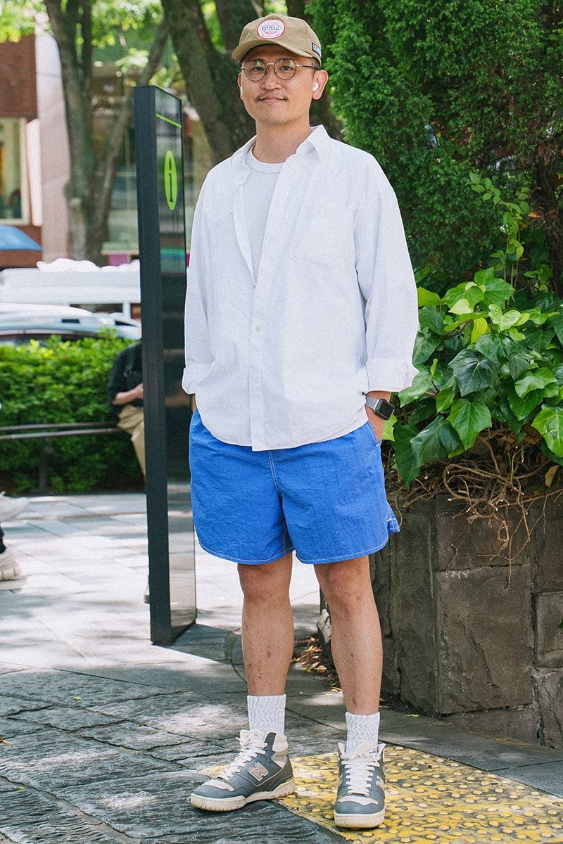 シャツ=無印良品 Tシャツ=チャンピオン ショーツ=グラミチ スニーカー=エメレオンドレ×ニューバランス 帽子=アルメダクラブ×アパートメント 眼鏡=アイヴァン 腕時計=アップル