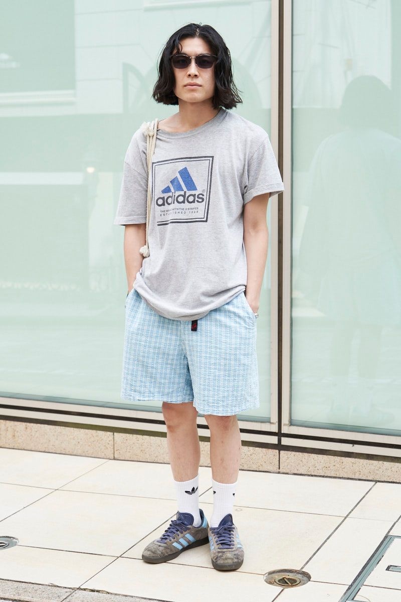 Tシャツ、 シューズ=ともにアディダス パンツ=グラミチ 眼鏡=ジンズ バッグ=古着 バングル=不明