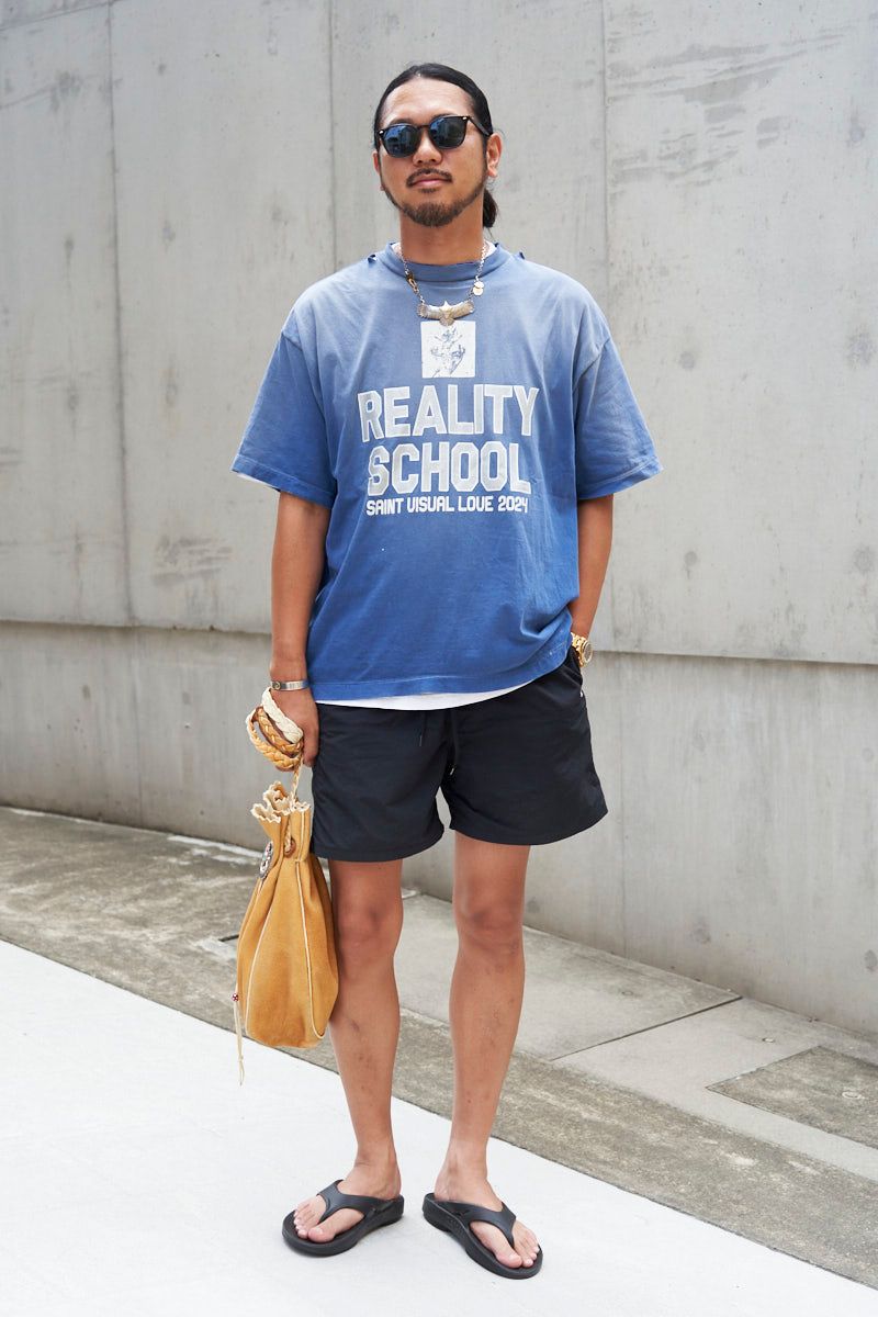 Tシャツ＝セントマイケル　パンツ＝ゴッドセレクショントリプルエックス　シューズ＝ウーフォス　眼鏡＝レイバン　バッグ、ネックレス、バングル、リング＝すべてゴローズ　腕時計＝ロレックス