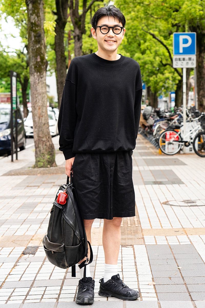 カットソー、ショーツ＝ともにアワサ　スニーカー＝サロモン　眼鏡＝レスカルネティエ　腕時計＝Gショック　バッグ＝ユナイテッドトウキョウ