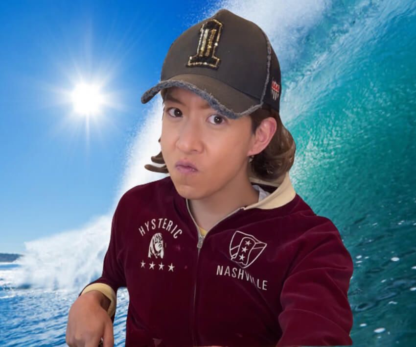 “キムタク風”ロン毛カツラをかぶってコールセンターに向かう元木さん。