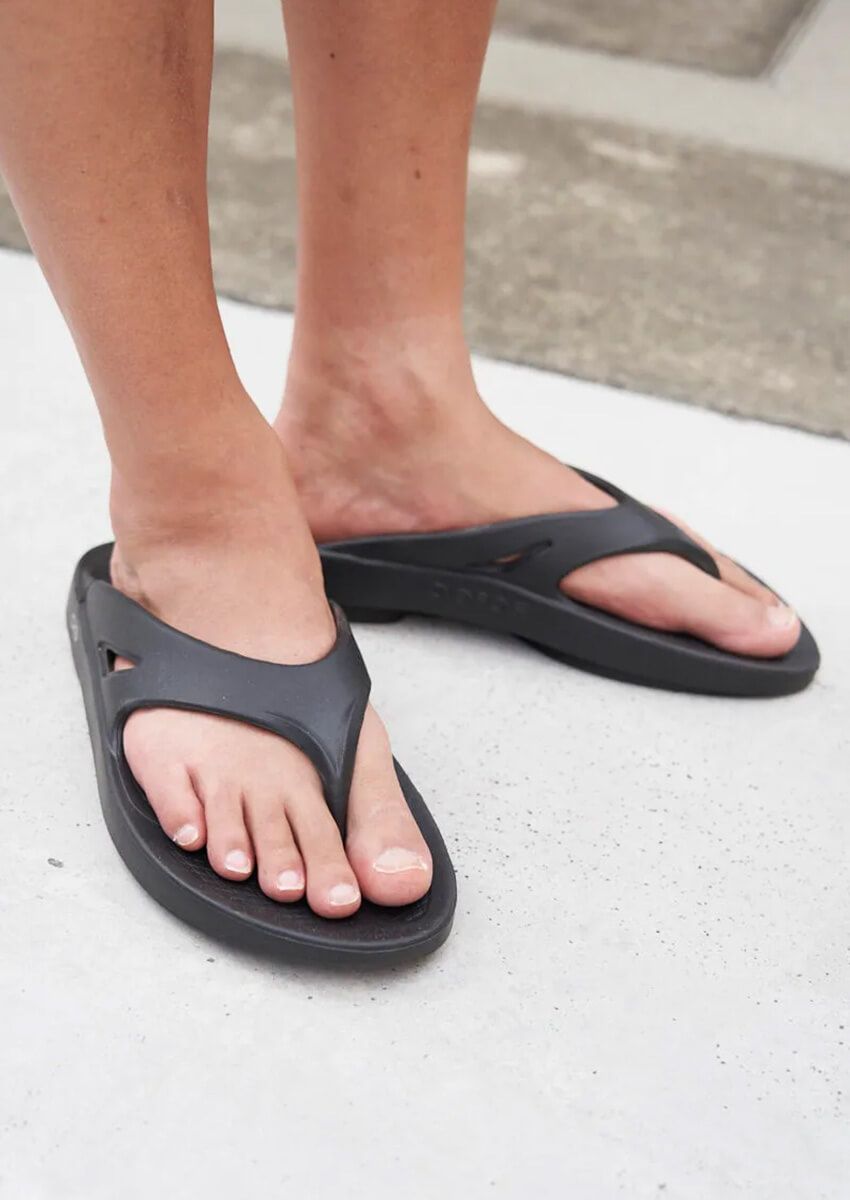 ウーフォスは“黒”がダントツ人気！夏の快適度をアゲるサンダル活用法をスナップで - 1枚目の画像